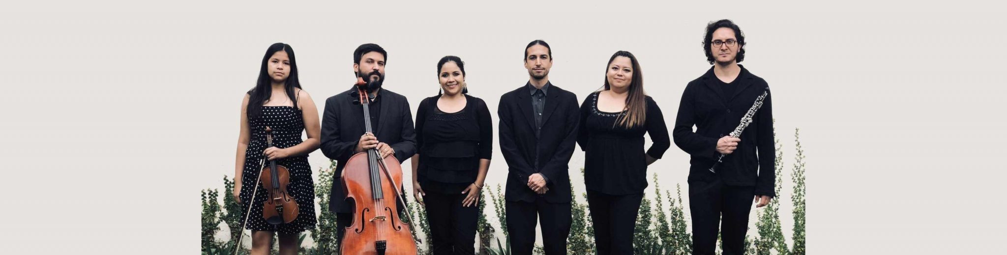 Ensamble musical Coralia tocando en una iglesia.